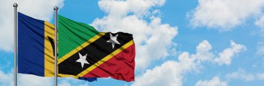 Barbados ve Saint Kitts ve Nevis bayrağı birlikte beyaz bulutlu mavi gökyüzüne karşı rüzgarda sallayarak. Diplomasi kavramı, uluslararası ilişkiler.