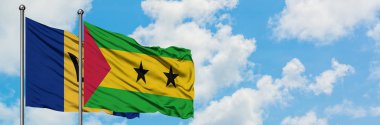 Barbados ve Sao Tome ve Principe bayrağı birlikte beyaz bulutlu mavi gökyüzüne karşı rüzgarda sallayarak. Diplomasi kavramı, uluslararası ilişkiler.