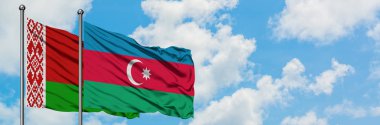 Beyaz Rusya ve Azerbaycan bayrağı havada havada sallanıyor. Diplomasi kavramı, uluslararası ilişkiler.