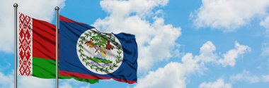 Beyaz Rusya ve Belize bayrağı birlikte beyaz bulutlu mavi gökyüzüne karşı rüzgarda sallayarak. Diplomasi kavramı, uluslararası ilişkiler.