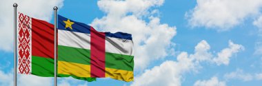 Beyaz Rusya ve Orta Afrika Cumhuriyeti bayrağı birlikte beyaz bulutlu mavi gökyüzüne karşı rüzgarsal sallayarak. Diplomasi kavramı, uluslararası ilişkiler.