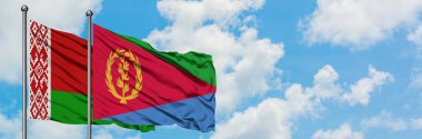 Beyaz Rusya ve Eritre bayrağı birlikte beyaz bulutlu mavi gökyüzüne karşı rüzgarda sallayarak. Diplomasi kavramı, uluslararası ilişkiler.