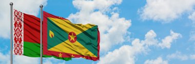 Beyaz Rusya ve Grenada bayrağı birlikte beyaz bulutlu mavi gökyüzüne karşı rüzgarda sallayarak. Diplomasi kavramı, uluslararası ilişkiler.