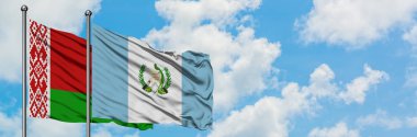 Beyaz Rusya ve Guatemala bayrağı birlikte beyaz bulutlu mavi gökyüzüne karşı rüzgarsal sallayarak. Diplomasi kavramı, uluslararası ilişkiler.