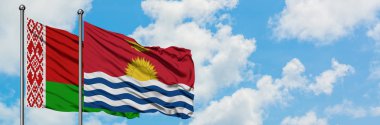 Beyaz Rusya ve Kiribati bayrağı birlikte beyaz bulutlu mavi gökyüzüne karşı rüzgarda sallayarak. Diplomasi kavramı, uluslararası ilişkiler.