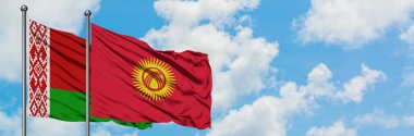 Beyaz Rusya ve Kırgızistan bayrağı birlikte beyaz bulutlu mavi gökyüzüne karşı rüzgarsal sallayarak. Diplomasi kavramı, uluslararası ilişkiler.