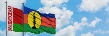 Beyaz Rusya ve Yeni Kaledonya bayrağı birlikte beyaz bulutlu mavi gökyüzüne karşı rüzgarda sallayarak. Diplomasi kavramı, uluslararası ilişkiler.