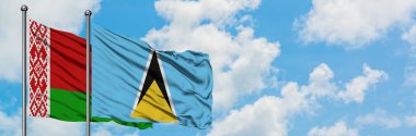 Beyaz Rusya ve Saint Lucia bayrağı birlikte beyaz bulutlu mavi gökyüzüne karşı rüzgarda sallayarak. Diplomasi kavramı, uluslararası ilişkiler.