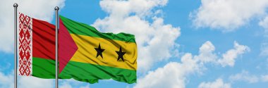 Beyaz Rusya ve Sao Tome ve Principe bayrak birlikte beyaz bulutlu mavi gökyüzüne karşı rüzgarda sallayarak. Diplomasi kavramı, uluslararası ilişkiler.
