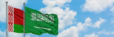 Beyaz Rusya ve Suudi Arabistan bayrağı birlikte beyaz bulutlu mavi gökyüzüne karşı rüzgarsal sallayarak. Diplomasi kavramı, uluslararası ilişkiler.