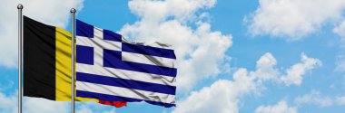 Belçika ve Yunanistan bayrağı birlikte beyaz bulutlu mavi gökyüzüne karşı rüzgarsal sallayarak. Diplomasi kavramı, uluslararası ilişkiler.