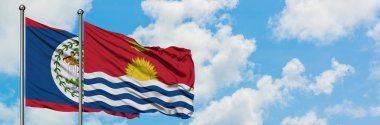 Belize ve Kiribati bayrağı birlikte beyaz bulutlu mavi gökyüzüne karşı rüzgarda sallayarak. Diplomasi kavramı, uluslararası ilişkiler.