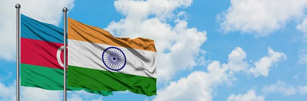 Azerbajdzsán és India zászló integetett a szél ellen, fehér felhős kék ég együtt. Diplomáciai koncepció, nemzetközi kapcsolatok. — Stock Fotó