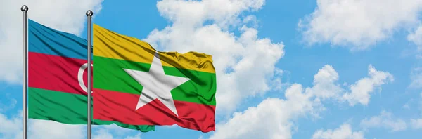 Bandera de Azerbaiyán y Myanmar ondeando en el viento contra el cielo azul nublado blanco juntos. Concepto diplomático, relaciones internacionales . — Foto de Stock