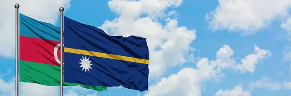 Bandera de Azerbaiyán y Nauru ondeando en el viento contra el cielo azul nublado blanco juntos. Concepto diplomático, relaciones internacionales . — Foto de Stock