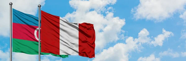 Η σημαία του Αζερμπαϊτζάν και του Περού κουνώντας τον άνεμο ενάντια στον λευκό θολό γαλάζιο ουρανό μαζί. Φιλοσοφία της διπλωματίας, διεθνείς σχέσεις. — Φωτογραφία Αρχείου
