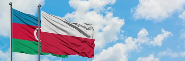 Bandera de Azerbaiyán y Polonia ondeando en el viento contra el cielo azul nublado blanco juntos. Concepto diplomático, relaciones internacionales . — Foto de Stock