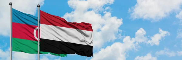 Bandera de Azerbaiyán y Yemen ondeando en el viento contra el cielo azul nublado blanco juntos. Concepto diplomático, relaciones internacionales . — Foto de Stock