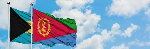 Bahamas och Eritrea flagga vinka i vinden mot vit grumlig blå himmel tillsammans. Diplomatisk koncept, internationella relationer. — Stockfoto