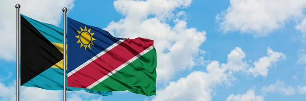 Bahama-szigetek és Namíbia zászló integetett a szél ellen, fehér felhős kék ég együtt. Diplomáciai koncepció, nemzetközi kapcsolatok. — Stock Fotó