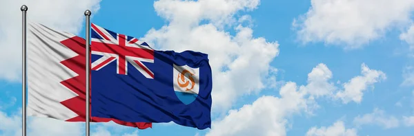 Drapeau de Bahreïn et Anguilla agitant dans le vent contre ciel bleu nuageux blanc ensemble. Concept de diplomatie, relations internationales . — Photo