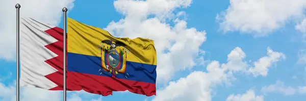 Bandera de Bahréin y Ecuador ondeando en el viento contra el cielo azul nublado blanco juntos. Concepto diplomático, relaciones internacionales . — Foto de Stock