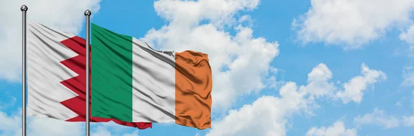 Bahrein e Irlanda sventolano insieme la bandiera contro il bianco cielo blu nuvoloso. Concetto di diplomazia, relazioni internazionali . — Foto Stock
