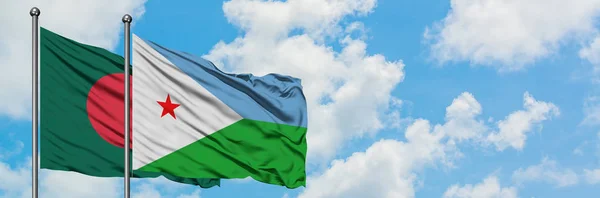 Bangladesh en Djibouti vlag zwaaien in de wind tegen witte bewolkte blauwe hemel samen. Diplomatie concept, internationale betrekkingen. — Stockfoto
