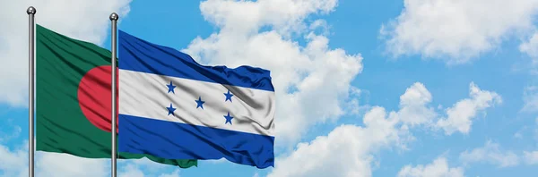 Bandera de Bangladesh y Honduras ondeando en el viento contra el cielo azul nublado blanco juntos. Concepto diplomático, relaciones internacionales . — Foto de Stock