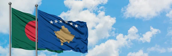 Bandera de Bangladesh y Kosovo ondeando en el viento contra el cielo azul nublado blanco juntos. Concepto diplomático, relaciones internacionales . — Foto de Stock