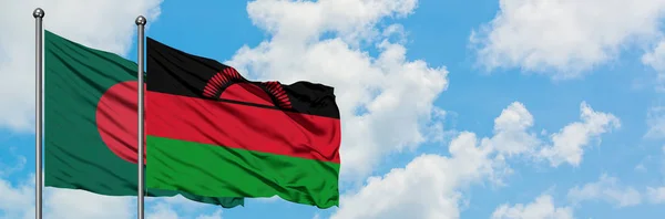 Bangladesh und Malawi-Flagge wehen gemeinsam im Wind gegen den wolkenverhangenen blauen Himmel. Diplomatie-Konzept, internationale Beziehungen. — Stockfoto