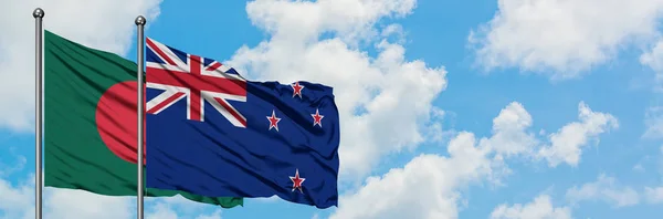 孟加拉国和新西兰国旗在风中飘扬，与白云蓝天相一起。外交概念、国际关系. — 图库照片