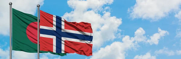 Bandera de Bangladesh y Noruega ondeando en el viento contra el cielo azul nublado blanco juntos. Concepto diplomático, relaciones internacionales . — Foto de Stock