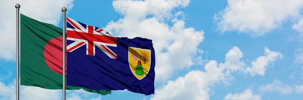 Bandera de Bangladesh y las Islas Turcas y Caicos ondeando en el viento contra el cielo azul nublado blanco juntos. Concepto diplomático, relaciones internacionales . — Foto de Stock