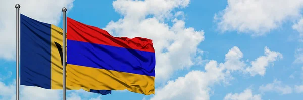 Bandera de Barbados y Armenia ondeando en el viento contra el cielo azul nublado blanco juntos. Concepto diplomático, relaciones internacionales . — Foto de Stock