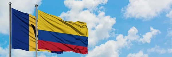 Barbados und Kolumbien schwenken gemeinsam die Flagge im Wind vor dem wolkenverhangenen blauen Himmel. Diplomatie-Konzept, internationale Beziehungen. — Stockfoto