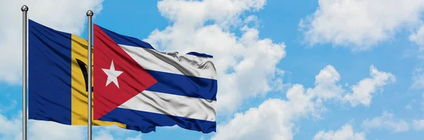 Drapeau de la Barbade et Cuba agitant dans le vent contre ciel bleu nuageux blanc ensemble. Concept de diplomatie, relations internationales . — Photo