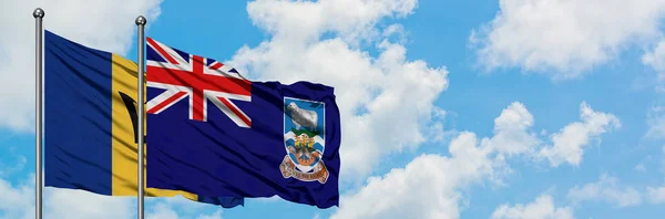 Barbados és a Falkland-szigetek zászló integetett a szél ellen, fehér felhős kék ég együtt. Diplomáciai koncepció, nemzetközi kapcsolatok. — Stock Fotó