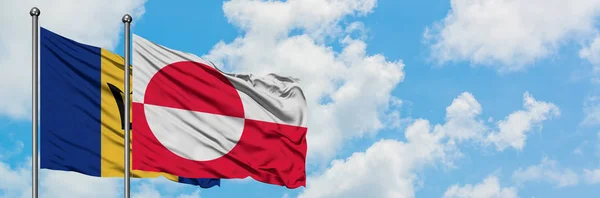 Barbade et le drapeau du Groenland agitant dans le vent contre ciel bleu nuageux blanc ensemble. Concept de diplomatie, relations internationales . — Photo