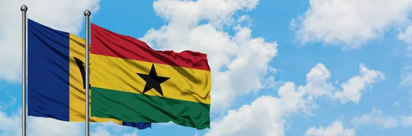 Bandera de Barbados y Ghana ondeando en el viento contra el cielo azul nublado blanco juntos. Concepto diplomático, relaciones internacionales . — Foto de Stock
