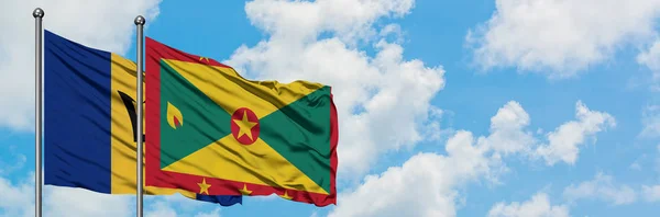 Bandera de Barbados y Granada ondeando en el viento contra el cielo azul nublado blanco juntos. Concepto diplomático, relaciones internacionales . — Foto de Stock