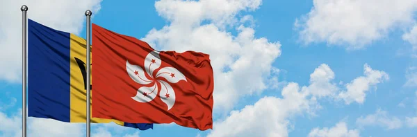 Bandera de Barbados y Hong Kong ondeando en el viento contra el cielo azul nublado blanco juntos. Concepto diplomático, relaciones internacionales . —  Fotos de Stock