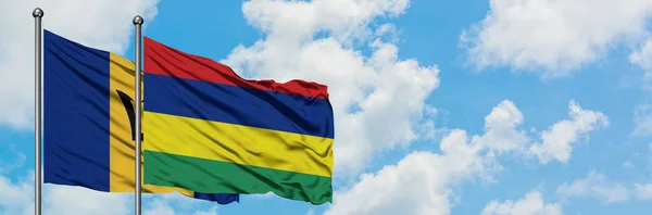 Bandera de Barbados y Mauricio ondeando en el viento contra el cielo azul nublado blanco juntos. Concepto diplomático, relaciones internacionales . — Foto de Stock