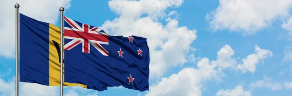 巴巴多斯和新西兰国旗在风中飘扬，与白云蓝天相一起。外交概念、国际关系. — 图库照片