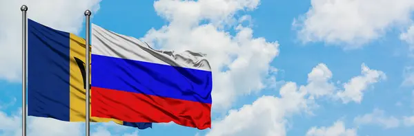 Barbados und Russland schwenken gemeinsam die Flagge im Wind vor dem wolkenverhangenen blauen Himmel. Diplomatie-Konzept, internationale Beziehungen. — Stockfoto