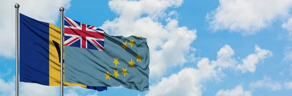 Bandera de Barbados y Tuvalu ondeando en el viento contra el cielo azul nublado blanco juntos. Concepto diplomático, relaciones internacionales . — Foto de Stock