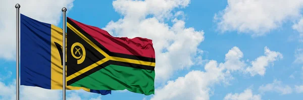 바베이도스와 바누아투 깃발이 하얀 흐린 푸른 하늘을 배경으로 바람에 흔들리고 있습니다. 외교 개념, 국제 관계. — 스톡 사진