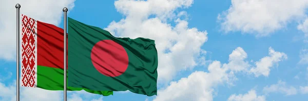 Bandera de Bielorrusia y Bangladesh ondeando en el viento contra el cielo azul nublado blanco juntos. Concepto diplomático, relaciones internacionales . — Foto de Stock