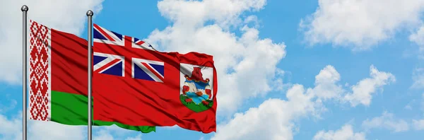 Bandera de Bielorrusia y Bermudas ondeando en el viento contra el cielo azul nublado blanco juntos. Concepto diplomático, relaciones internacionales . —  Fotos de Stock