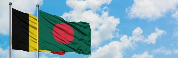 Bandera de Bélgica y Bangladesh ondeando en el viento contra el cielo azul nublado blanco juntos. Concepto diplomático, relaciones internacionales . — Foto de Stock